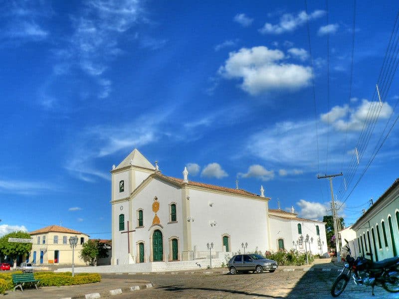 Igreja Matriz de Rio de Contas, na Bahia, sob céu azul